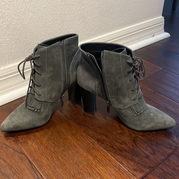 Lace up fringe gray booties - Picture 2 of 4